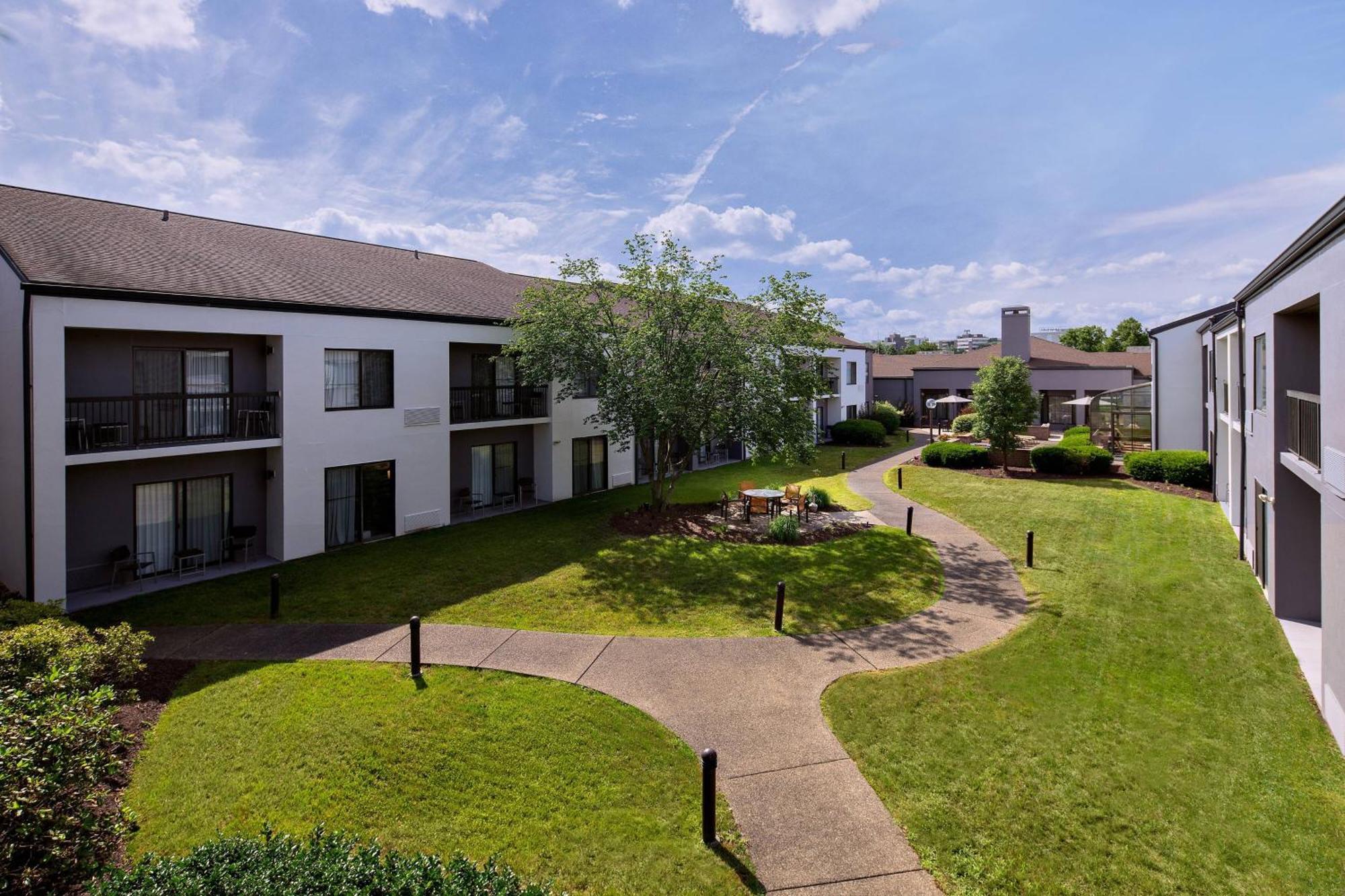 Courtyard By Marriott Pittsburgh Airport Hotel Coraopolis Eksteriør billede