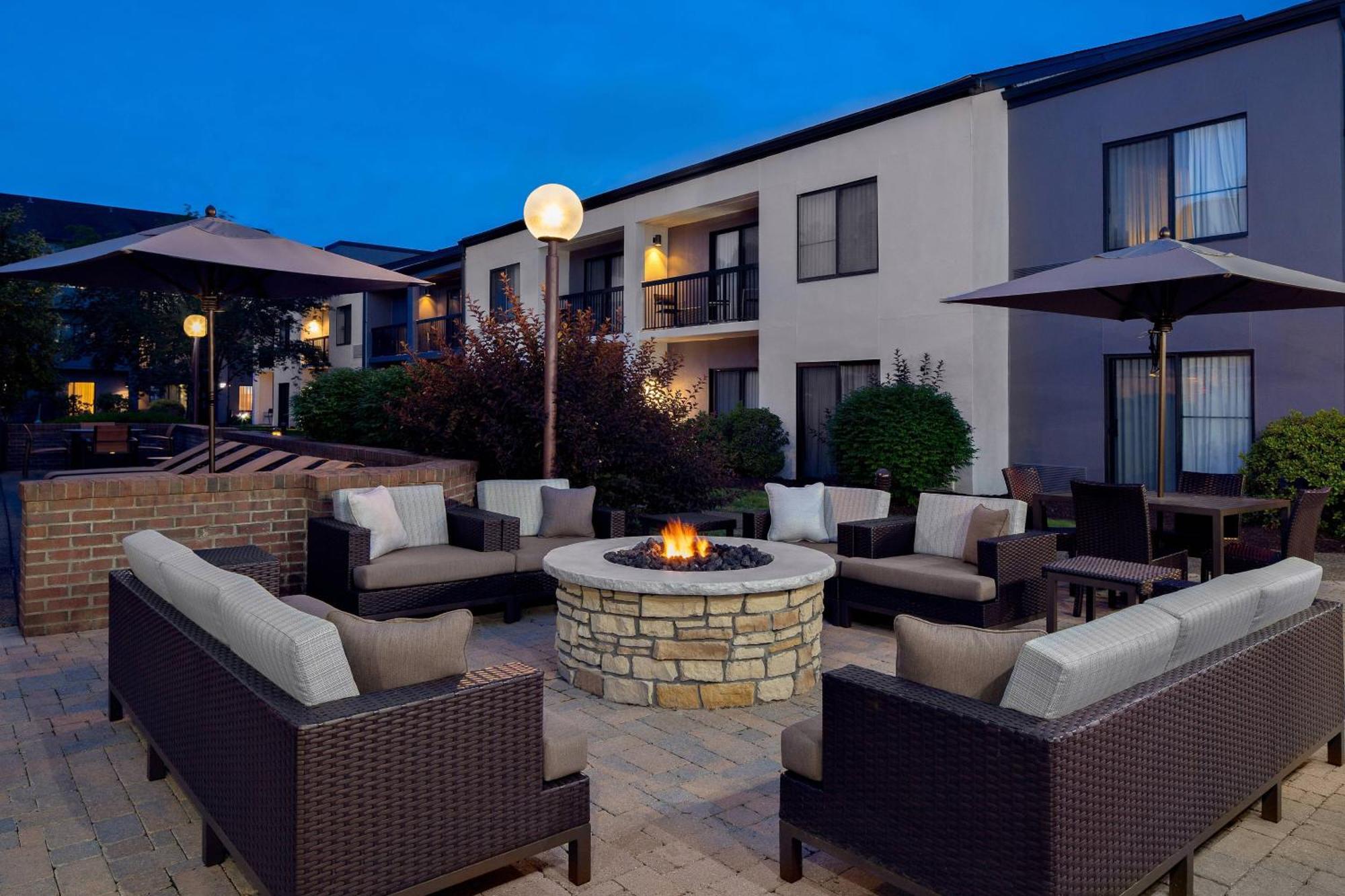Courtyard By Marriott Pittsburgh Airport Hotel Coraopolis Eksteriør billede