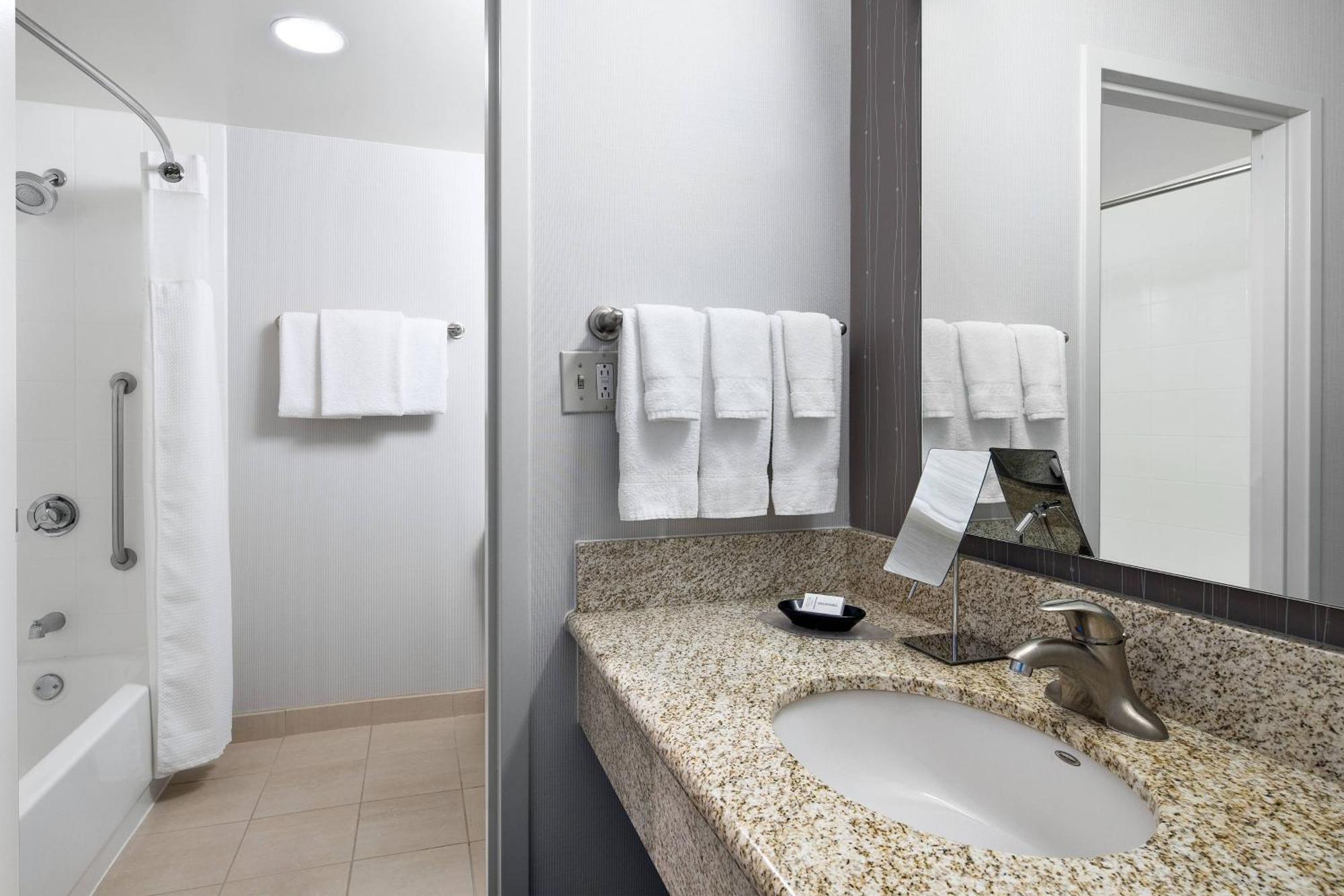 Courtyard By Marriott Pittsburgh Airport Hotel Coraopolis Eksteriør billede