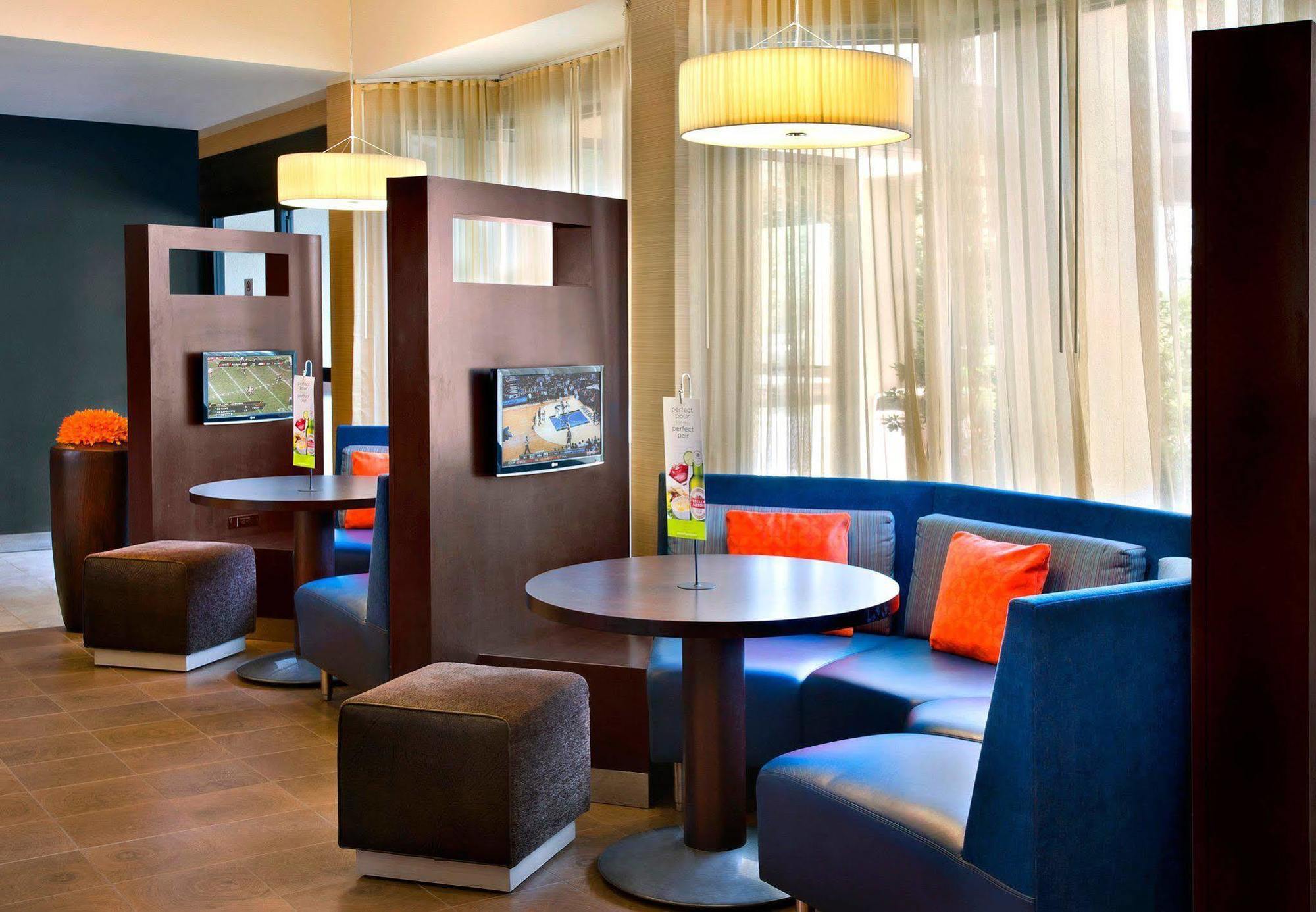 Courtyard By Marriott Pittsburgh Airport Hotel Coraopolis Eksteriør billede